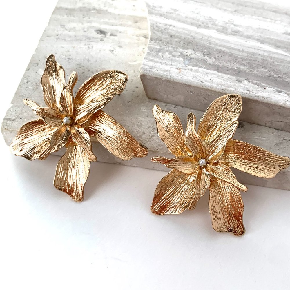 New ~ Anthropologie Pearl Flower Earrings
